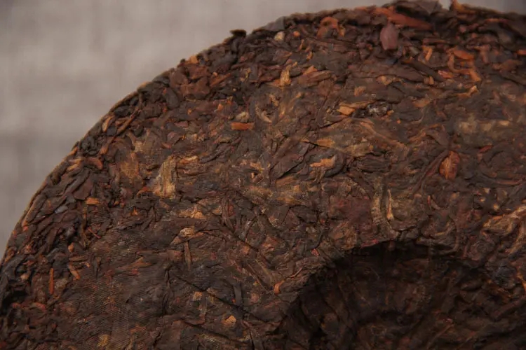 如何判斷普洱茶是否發(fā)霉？發(fā)霉的普洱茶應(yīng)該怎么處理？